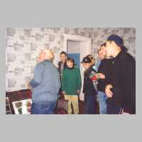 111-1137 Jetzt werden unter Mithilfe aller Kinder die von Frau Schwark gestiftete Bilder in den Raeumen des Heimes aufgehaengt (Foto Kenzler).jpg